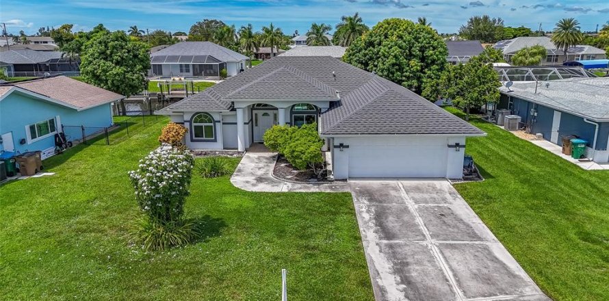 Casa en Cape Coral, Florida 3 dormitorios, 205.31 m2 № 1907613
