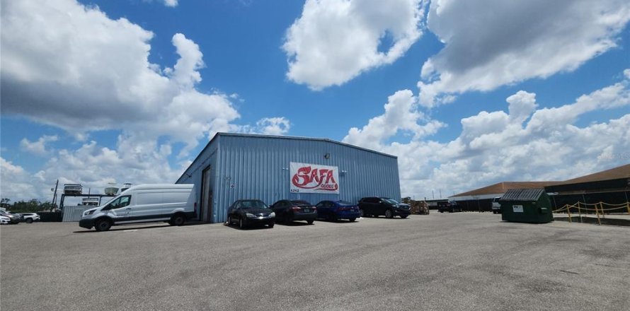 Immobilier commercial à Port Charlotte, Floride 836.12 m2 № 1757241