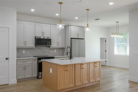 House in DeBary, Florida 4 bedrooms, 191.38 sq.m. № 2388158 - photo 4