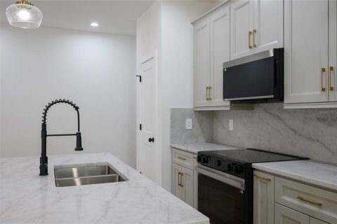House in DeBary, Florida 4 bedrooms, 191.38 sq.m. № 2388158 - photo 8
