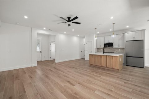 House in DeBary, Florida 4 bedrooms, 191.38 sq.m. № 2388158 - photo 11