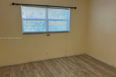 Condo in Plantation, Florida, 2 bedrooms  № 1712030 - photo 11