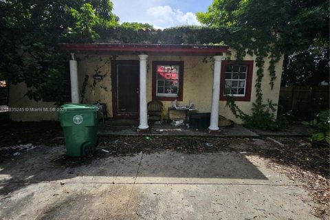 House in Miami, Florida 4 bedrooms, 165.37 sq.m. № 1818130 - photo 1