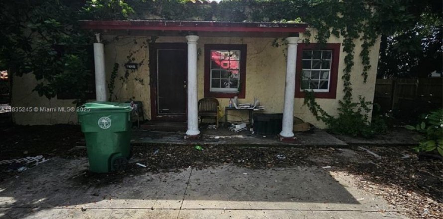 House in Miami, Florida 4 bedrooms, 165.37 sq.m. № 1818130