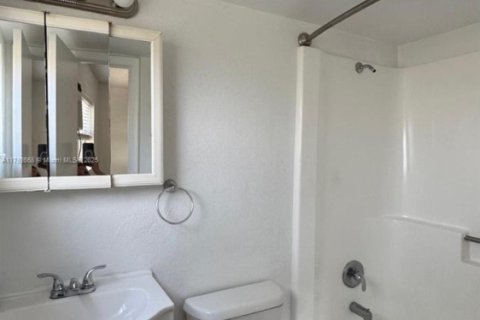 Condo in Oakland Park, Florida, 1 bedroom  № 1862392 - photo 8