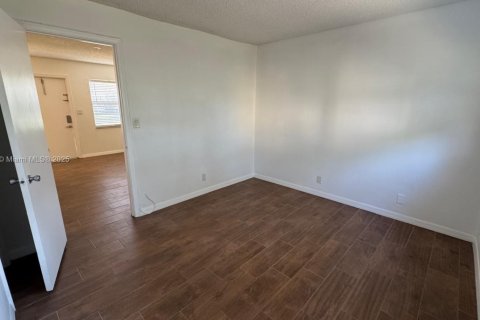 Condo in Oakland Park, Florida, 1 bedroom  № 1862392 - photo 6