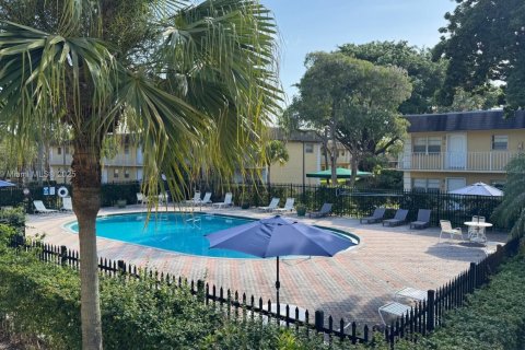 Condo in Oakland Park, Florida, 1 bedroom  № 1862392 - photo 14