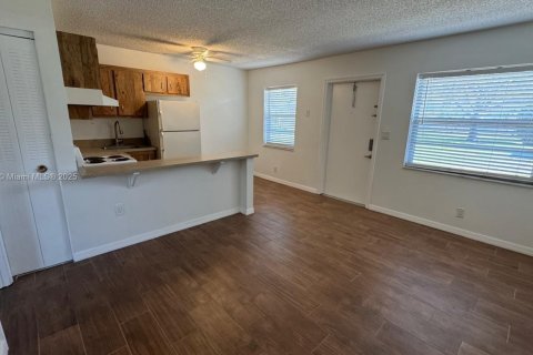 Condo in Oakland Park, Florida, 1 bedroom  № 1862392 - photo 11
