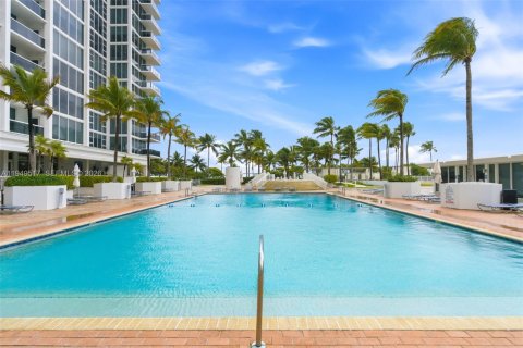 Condo in Bal Harbour, Florida, 2 bedrooms № 2079346