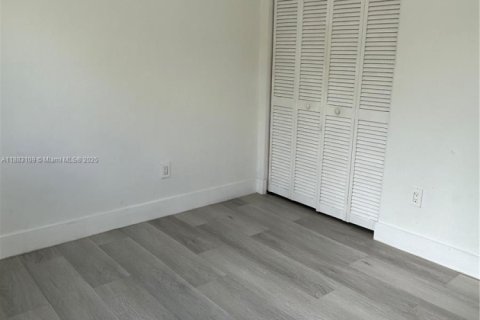 Casa en alquiler en Miami, Florida, 2 dormitorios, 486.71 m2 № 1932058 - foto 10