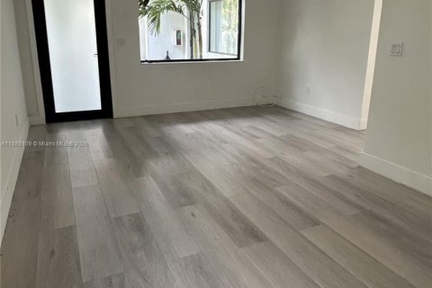 Casa en alquiler en Miami, Florida, 2 dormitorios, 486.71 m2 № 1932058 - foto 4