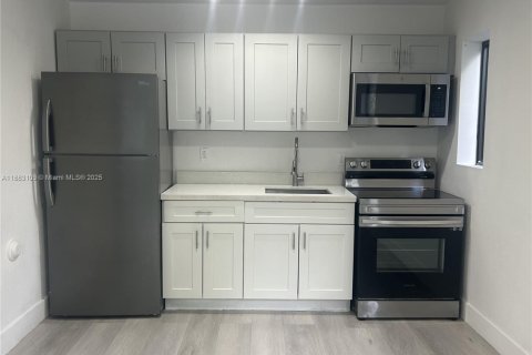 Casa en alquiler en Miami, Florida, 2 dormitorios, 486.71 m2 № 1932058 - foto 3