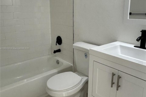 Casa en alquiler en Miami, Florida, 2 dormitorios, 486.71 m2 № 1932058 - foto 8