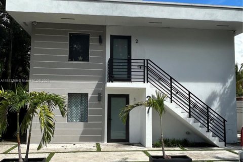Casa en alquiler en Miami, Florida, 2 dormitorios, 486.71 m2 № 1932058 - foto 1