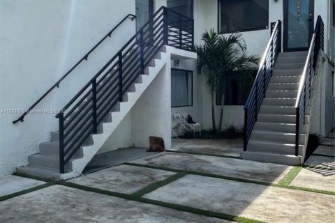 Casa en alquiler en Miami, Florida, 2 dormitorios, 486.71 m2 № 1932058 - foto 2