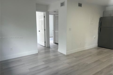 Casa en alquiler en Miami, Florida, 2 dormitorios, 486.71 m2 № 1932058 - foto 5
