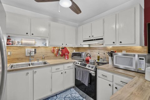 Condo in Lake Park, Florida, 2 bedrooms  № 2387213 - photo 13