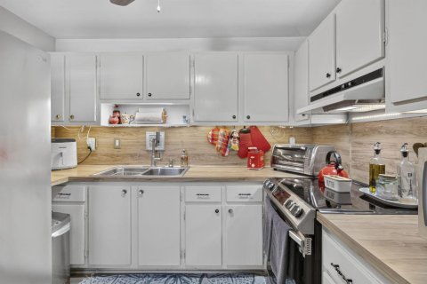 Condo in Lake Park, Florida, 2 bedrooms  № 2387213 - photo 14