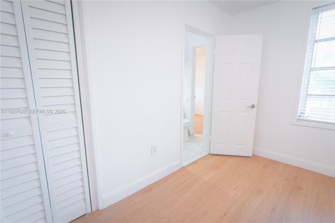 Apartamento en alquiler en Miami, Florida, 3 dormitorios, 74.32 m2 № 1993175 - foto 10