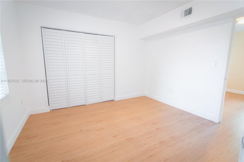 Apartamento en alquiler en Miami, Florida, 3 dormitorios, 74.32 m2 № 1993175 - foto 9