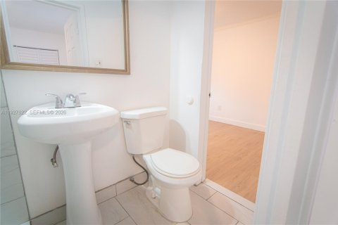 Apartamento en alquiler en Miami, Florida, 3 dormitorios, 74.32 m2 № 1993175 - foto 12