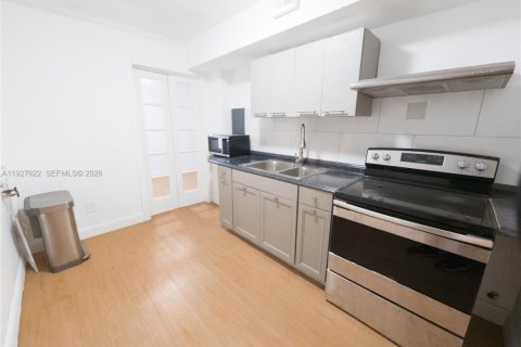Apartamento en alquiler en Miami, Florida, 3 dormitorios, 74.32 m2 № 1993175 - foto 16
