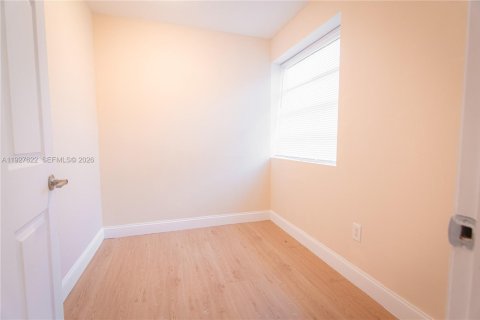 Apartamento en alquiler en Miami, Florida, 3 dormitorios, 74.32 m2 № 1993175 - foto 7