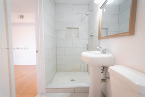 Apartamento en alquiler en Miami, Florida, 3 dormitorios, 74.32 m2 № 1993175 - foto 11