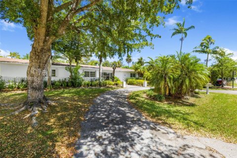 Villa ou maison à louer à Pinecrest, Floride: 4 chambres, 198.81 m2 № 2046070 - photo 2