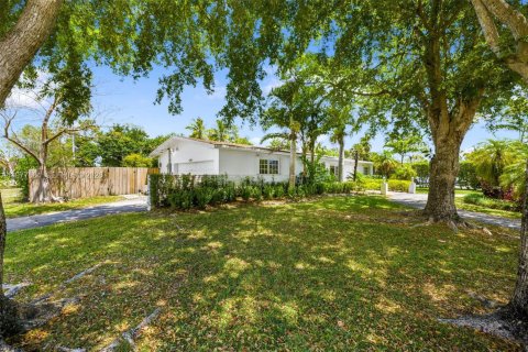 Villa ou maison à louer à Pinecrest, Floride: 4 chambres, 198.81 m2 № 2046070 - photo 4