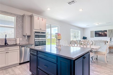 House in Zephyrhills, Florida 4 bedrooms, 221.57 sq.m. № 2157779 - photo 11