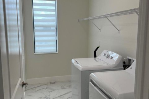 House in Lake Worth, Florida 4 bedrooms, 211.72 sq.m. № 2420731 - photo 16