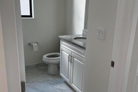 House in Lake Worth, Florida 4 bedrooms, 211.72 sq.m. № 2420731 - photo 9