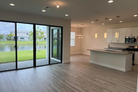 House in Lake Worth, Florida 4 bedrooms, 211.72 sq.m. № 2420731 - photo 2