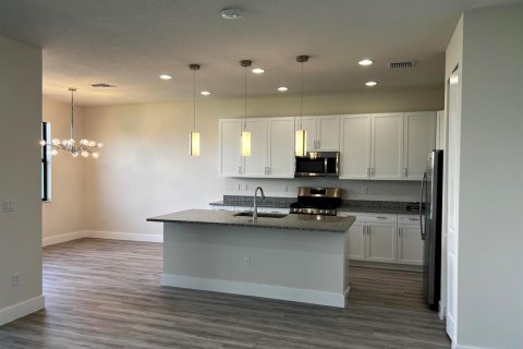 House in Lake Worth, Florida 4 bedrooms, 211.72 sq.m. № 2420731 - photo 5