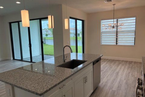 House in Lake Worth, Florida 4 bedrooms, 211.72 sq.m. № 2420731 - photo 6