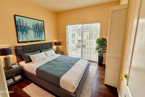 Townhouse in Miami, Florida 3 bedrooms, 149.57 sq.m. № 1994030 - photo 2