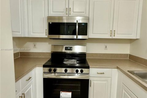 Townhouse in Miami, Florida 3 bedrooms, 149.57 sq.m. № 1994030 - photo 27