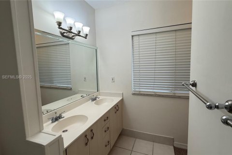 Townhouse in Miami, Florida 3 bedrooms, 149.57 sq.m. № 1994030 - photo 17