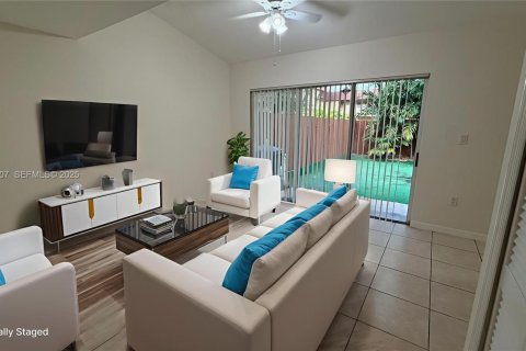 Townhouse in Miami, Florida 3 bedrooms, 149.57 sq.m. № 1994030 - photo 3