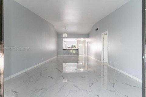 Copropriété à louer à Tamarac, Floride: 2 chambres, 98.48 m2 № 1891568 - photo 10