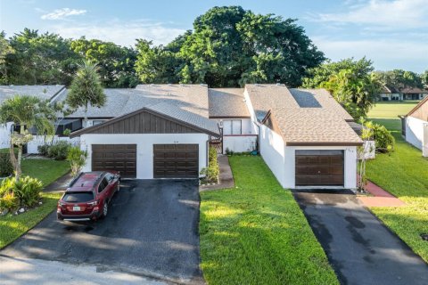 Copropriété à louer à Tamarac, Floride: 2 chambres, 98.48 m2 № 1891568 - photo 1