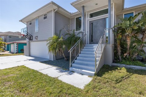 House in Port Richey, Florida 5 bedrooms, 410.26 sq.m. № 1551552 - photo 5