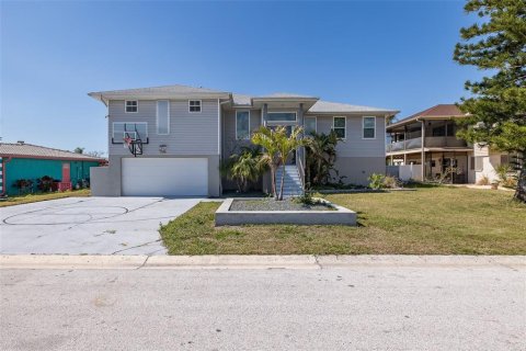 House in Port Richey, Florida 5 bedrooms, 410.26 sq.m. № 1551552 - photo 1
