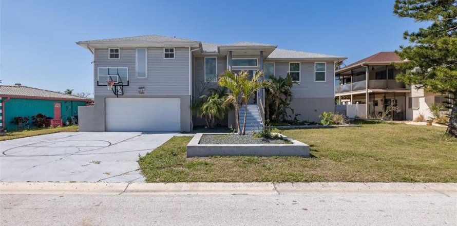 House in Port Richey, Florida 5 bedrooms, 410.26 sq.m. № 1551552