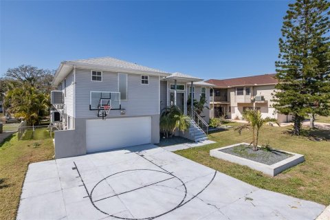 House in Port Richey, Florida 5 bedrooms, 410.26 sq.m. № 1551552 - photo 3