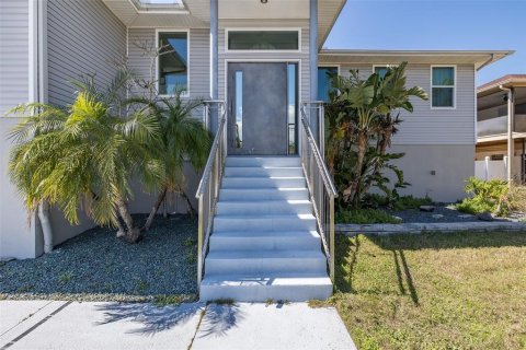 House in Port Richey, Florida 5 bedrooms, 410.26 sq.m. № 1551552 - photo 6