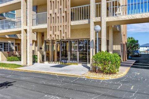 Condo in Clearwater, Florida, 2 bedrooms  № 2143400