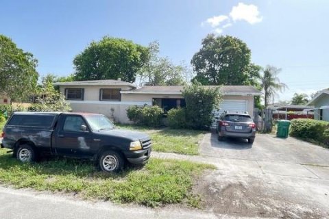 House in Miami Gardens, Florida 5 bedrooms, 178.19 sq.m. № 1772528 - photo 1