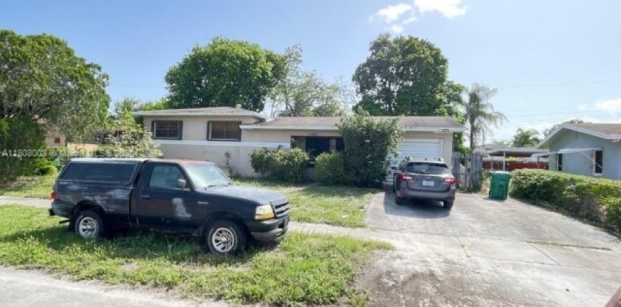 House in Miami Gardens, Florida 5 bedrooms, 178.19 sq.m. № 1772528